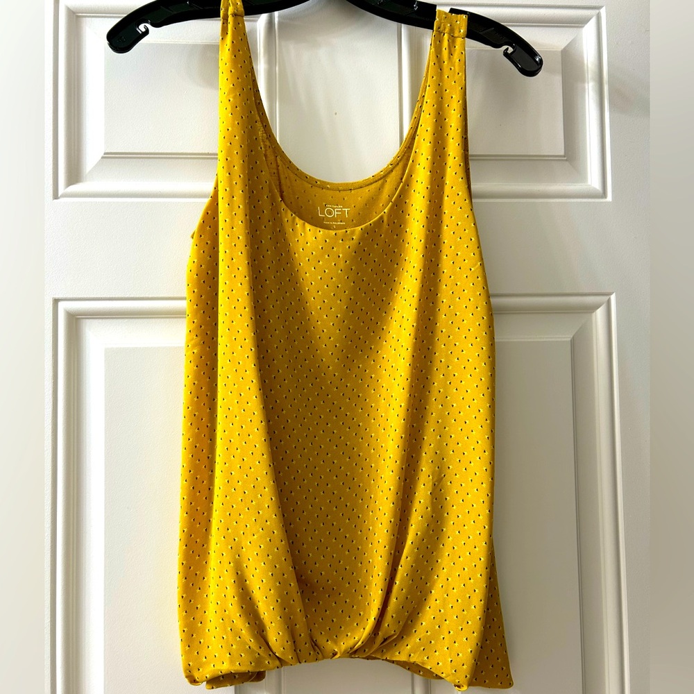 Ann Taylor gold patterned tank with pretty white flower print 🤍